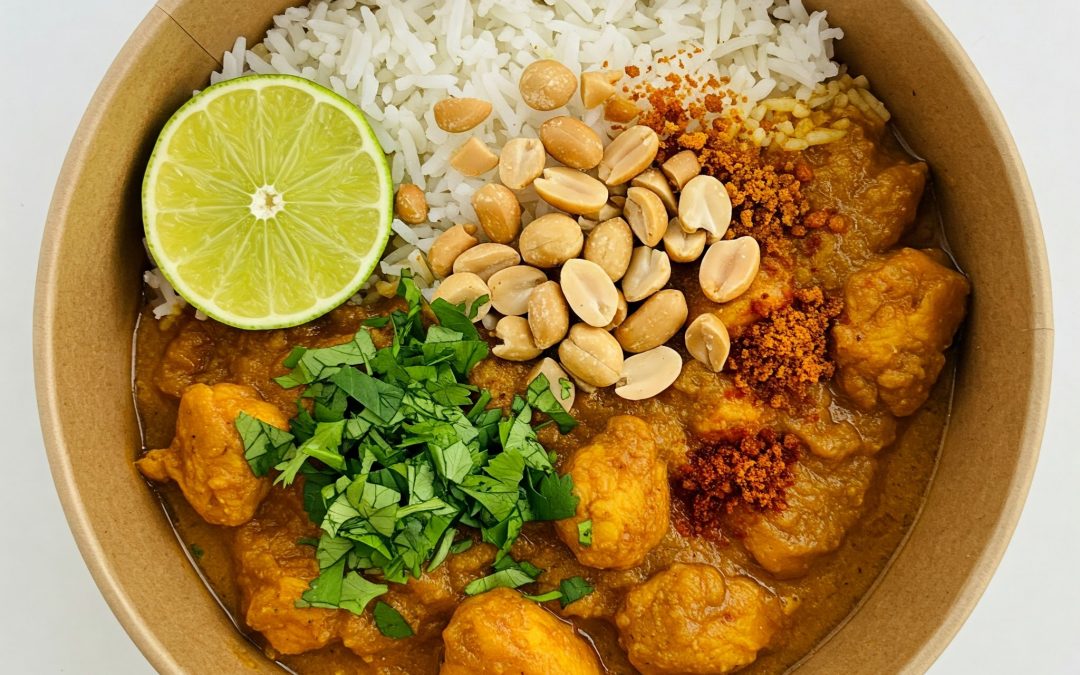 Curry de pollo con arroz basmati, lima, cilantro, cacahuetes y tajín