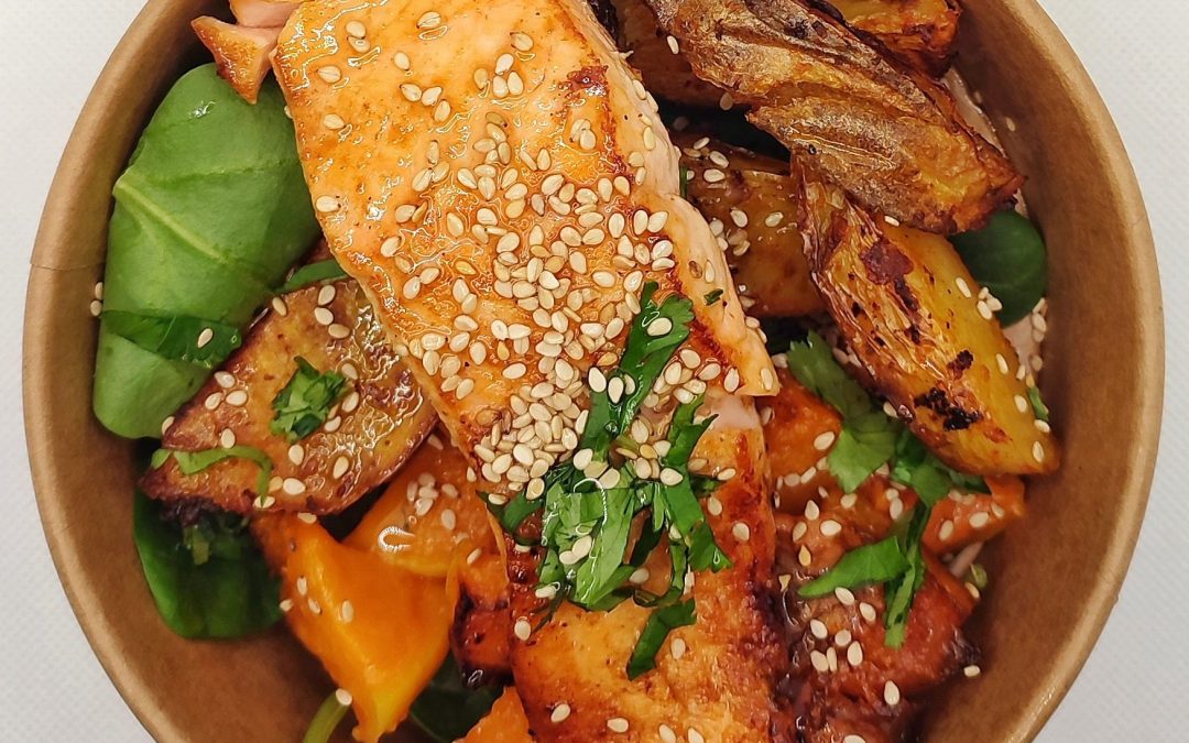 Salmón caramelizado en soja y miel con patata especiada, calabaza y cebolla caramelizada