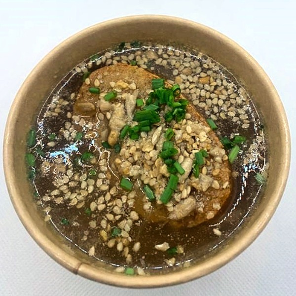 Sopa de cebolla con pan integral y parmesano vegano