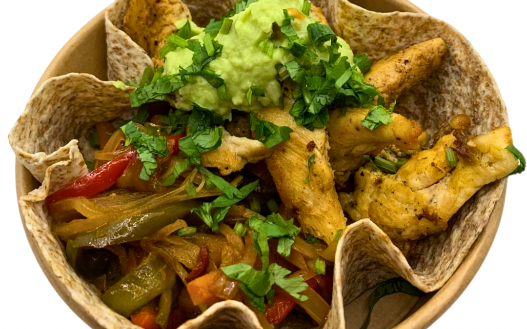 Taco de estilo mejicano con guacamole, pico de gallo y salsa de yogurt