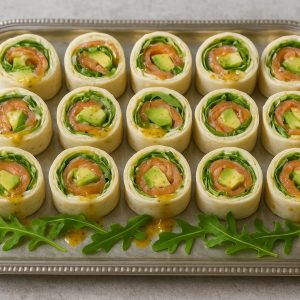 Caja de Rolls de pan polar con salmón, aguacate, rúcula y olivas.