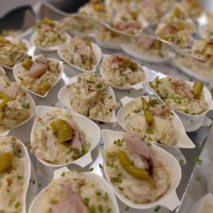 Mini ensaladilla rusa con ventresca y aceite de piparra